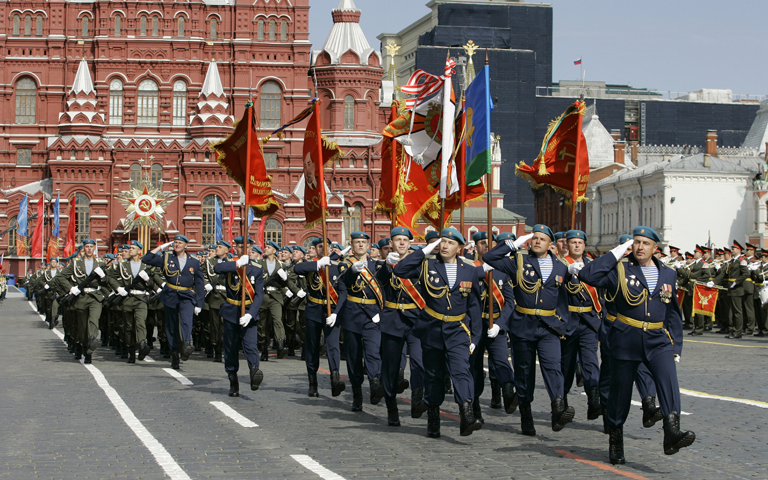 Президент Владимир Путин отложил проведение парада Победы